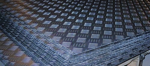 Hot rolled checked and lenticular riffled steel sheets